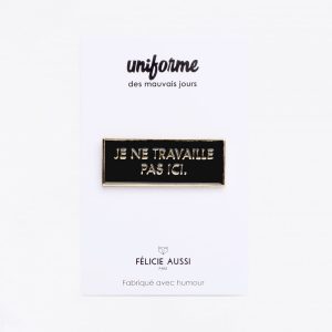 Pin&rsquo;s je ne travaille pas ici – FELICIE AUSSI