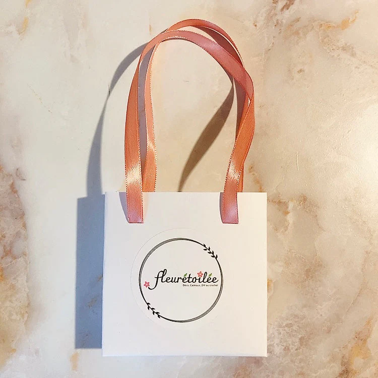 Collier en crochet avec fleur rose – Image 3