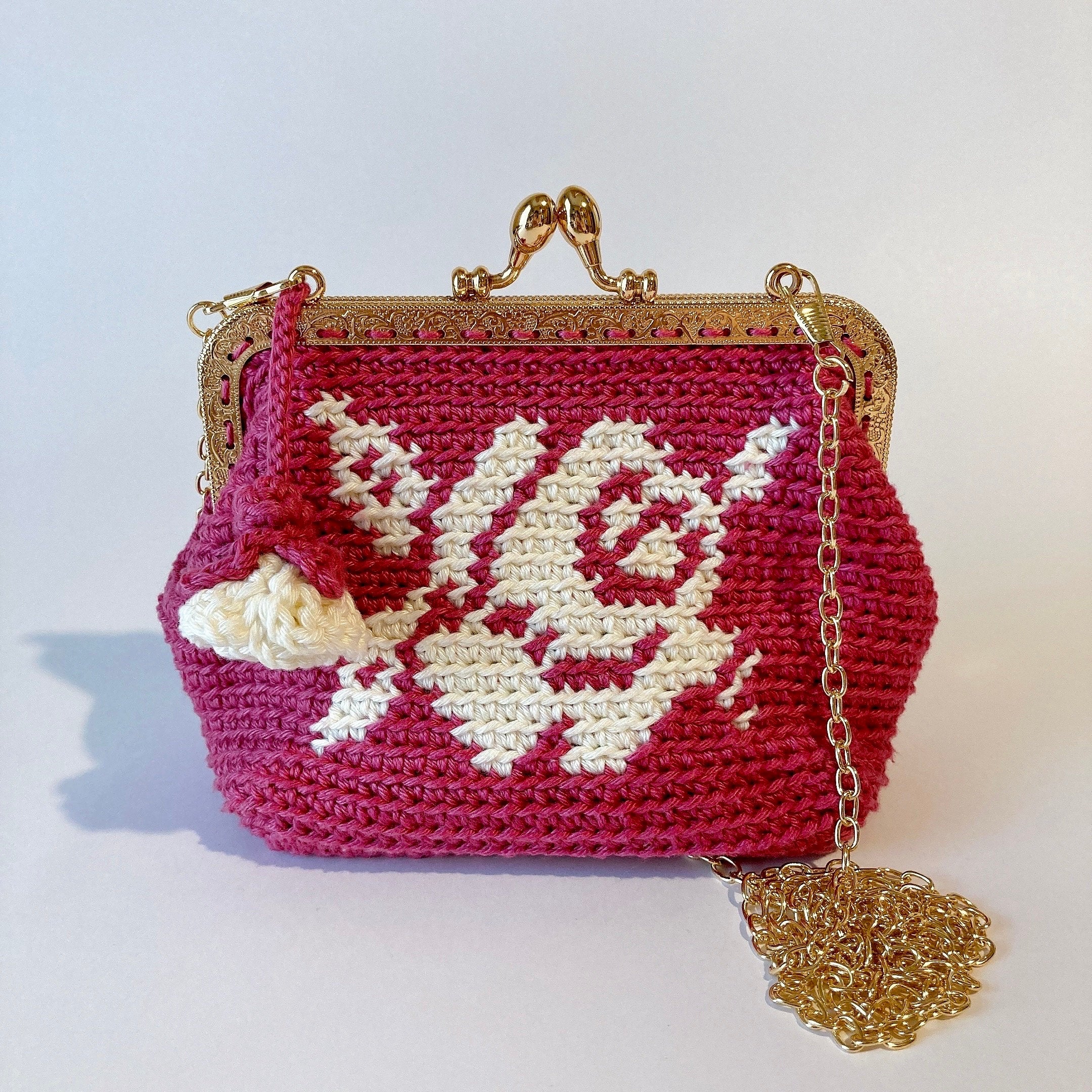 Rose dans magenta : Petit sac bandoulière en crochet.