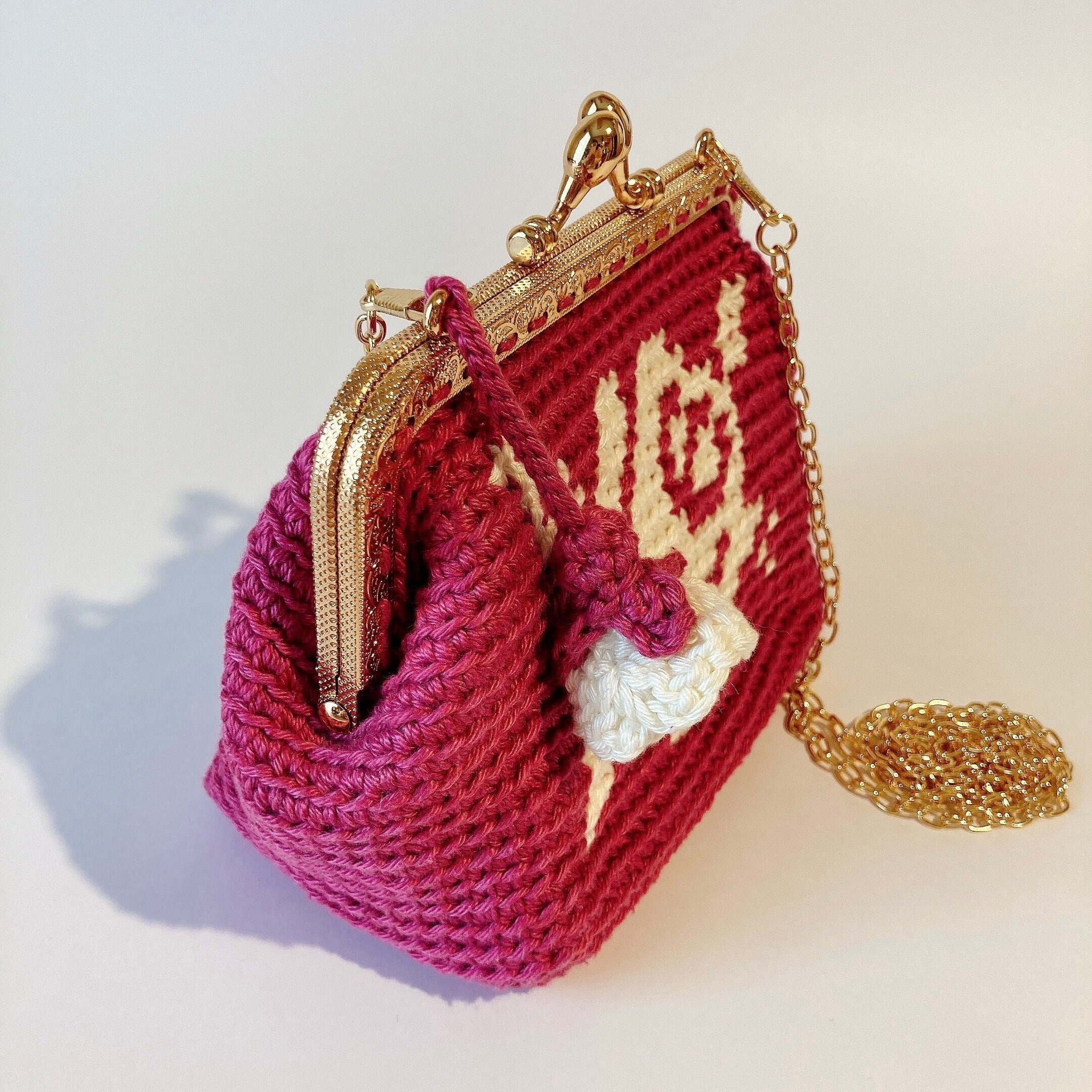 Rose dans magenta : Petit sac bandoulière en crochet. – Image 2