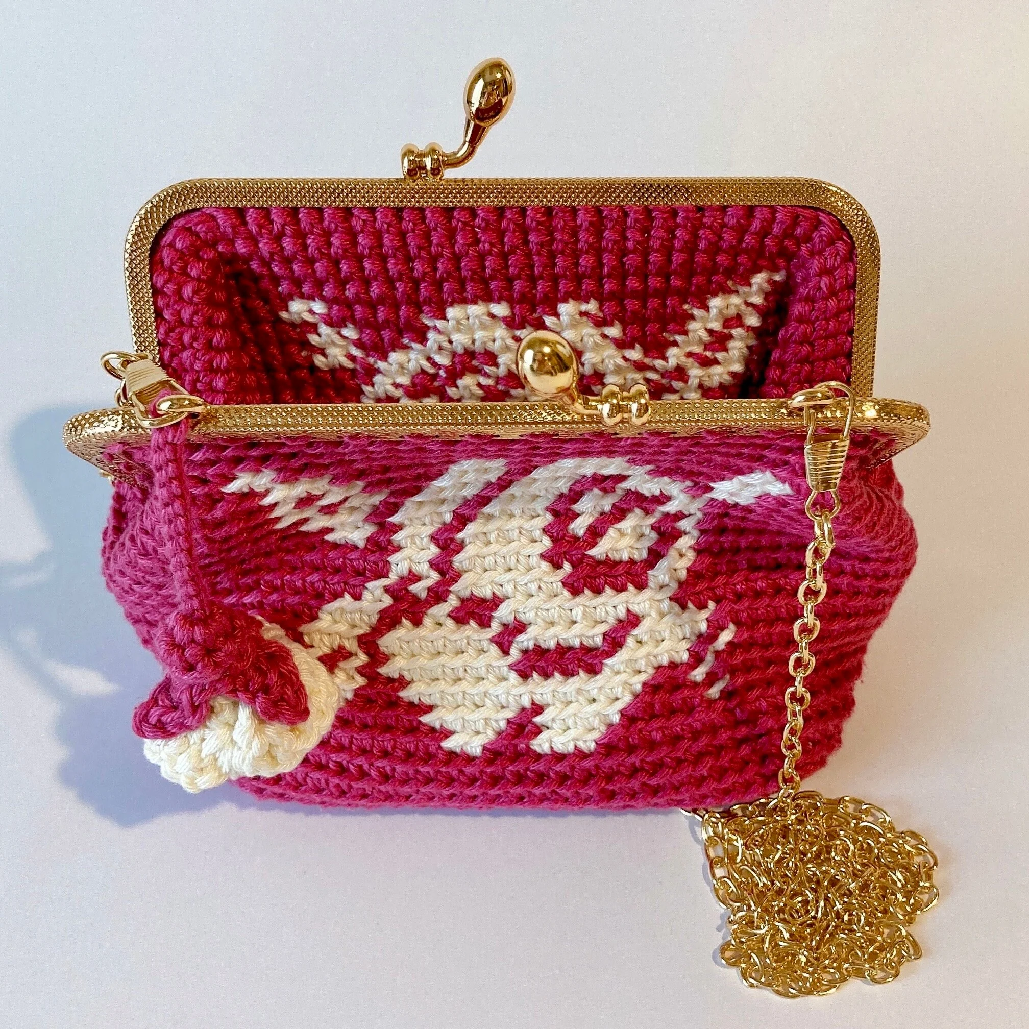 Rose dans magenta : Petit sac bandoulière en crochet. – Image 3