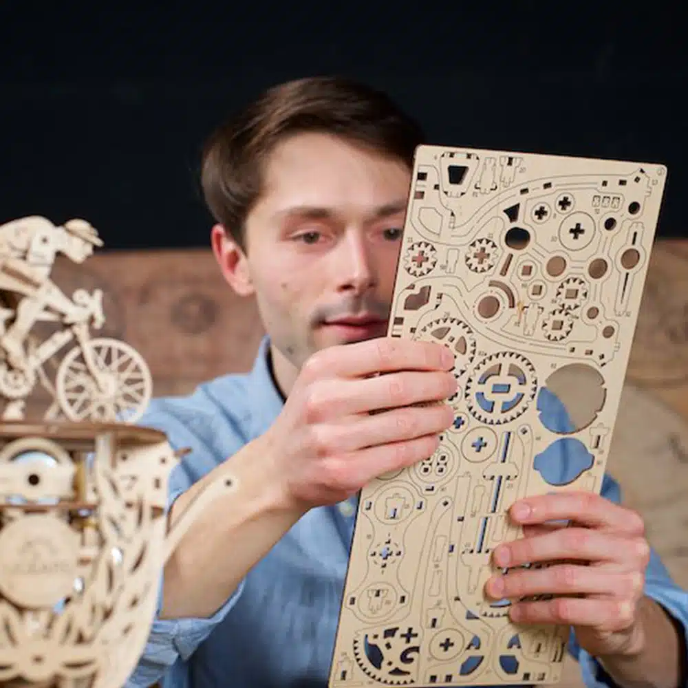 Puzzle 3D Cycliste automate – Ugears – Image 4